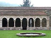 Abbaye Saint-Michel-de-Cuxa, Cloitre, jardin et fontaine.jpg